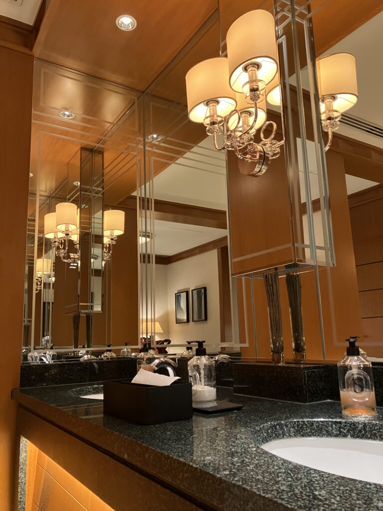 リッツカールトン東京ロビー階化粧室鏡