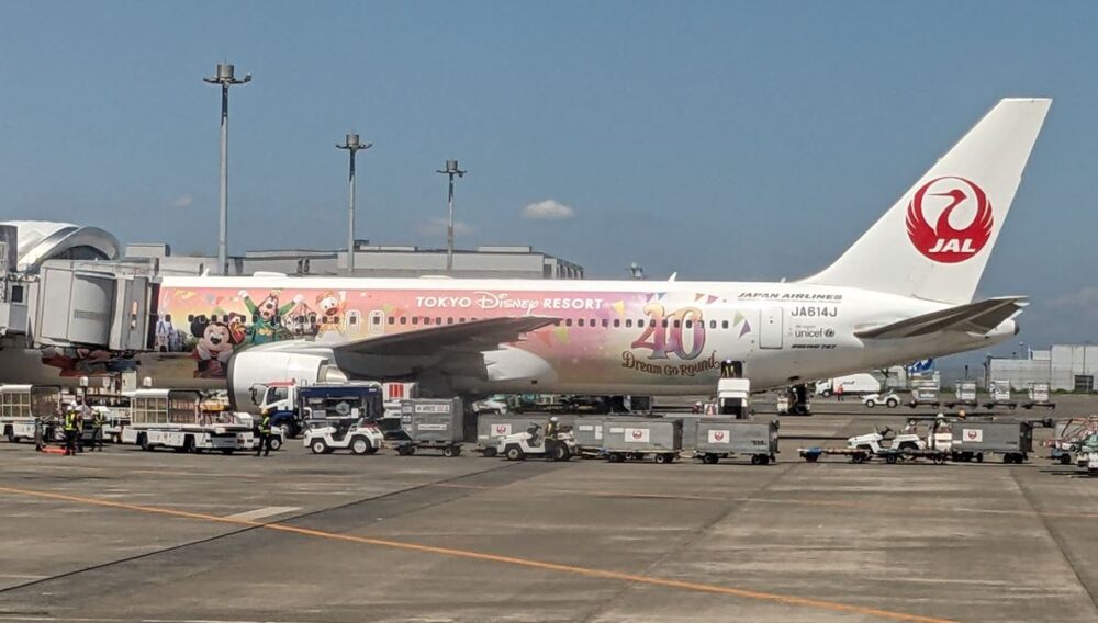 東京ディズニーリゾート®40周年記念の特別塗装機 「JAL Colorful Dreams Express」