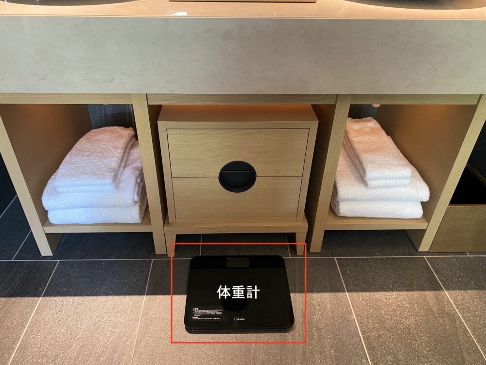 ロク京都ープレミアデラックスルームーキングー洗面所ー体重計