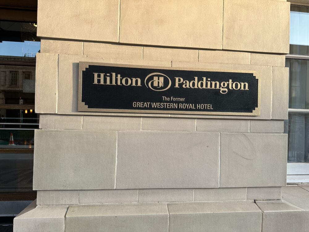 Hilton London Paddingtonの看板