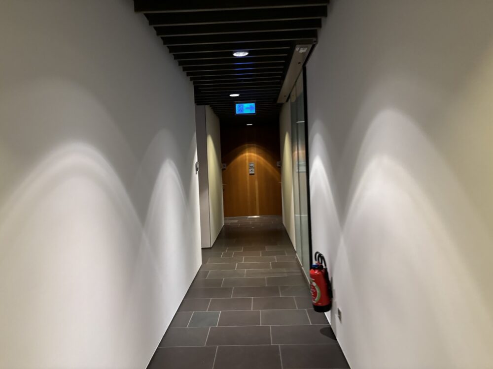 シャワールームへの廊下