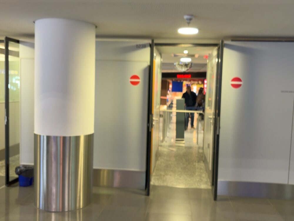 パスポートコントロール