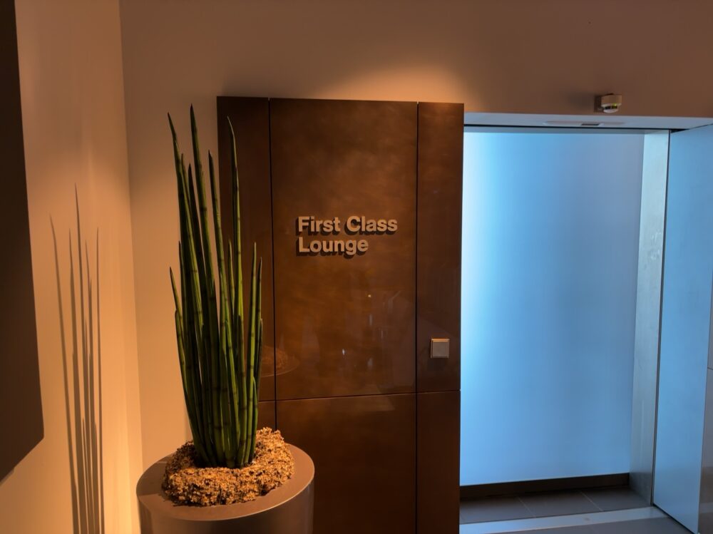 ラウンジへの入口