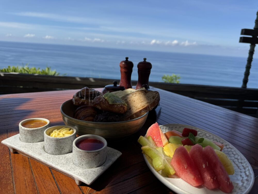 アリラーウルワツーレストランーシーアー朝食