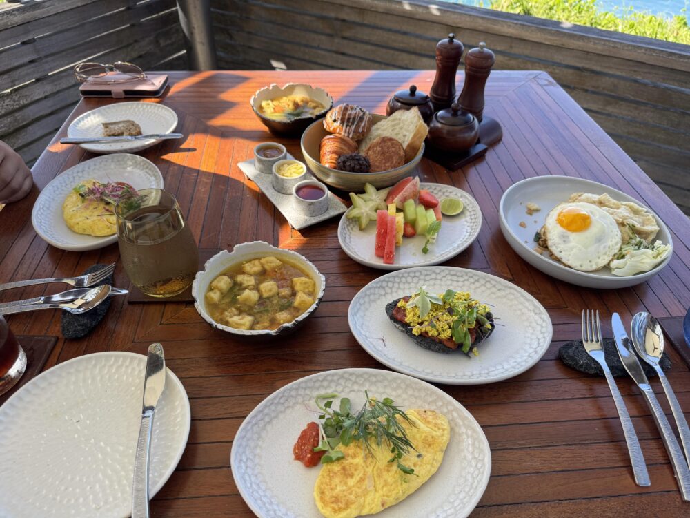 アリラーウルワツーレストランーシーアー朝食